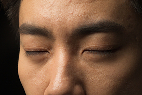 青年男人的面部特写