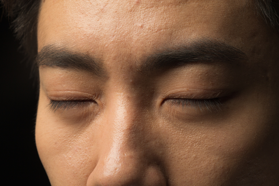 青年男人的面部特写