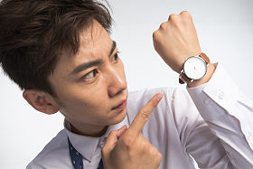 戴着腕表的商务青年男人