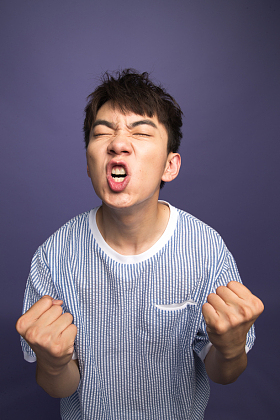 激动的青年男人