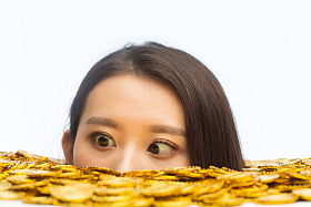 青年女人和金