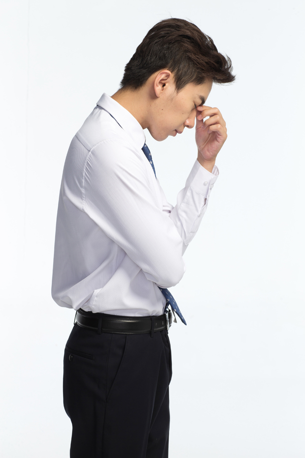 面部表情痛苦的青年男人图片