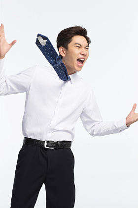 面部表情痛苦的青年男人