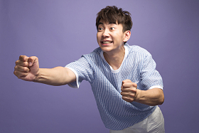 青年男人伸手图片