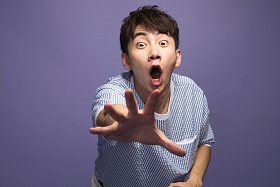 青年男人伸手图片