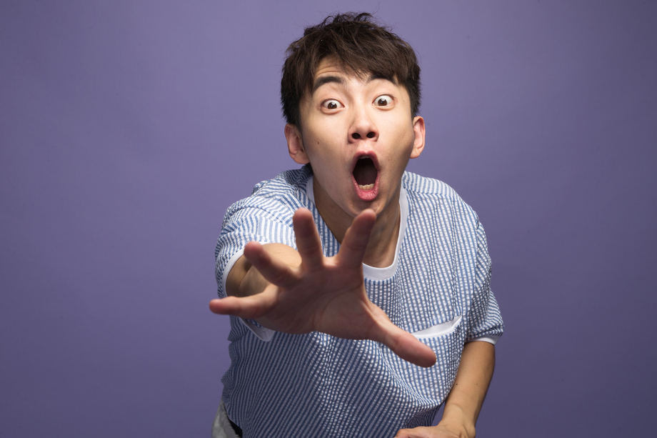 青年男人伸手图片