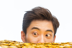 青年男人和金