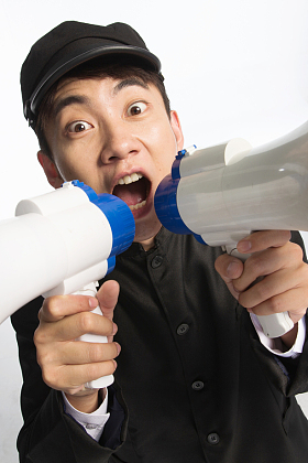 复古青年男人使用扩音器