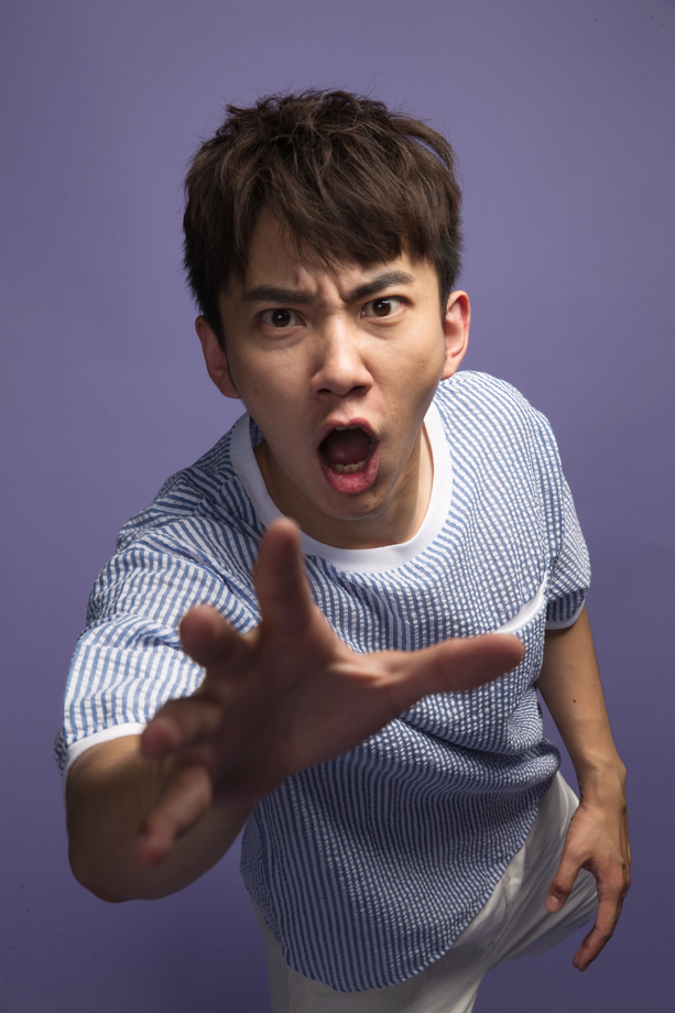 青年男人伸手