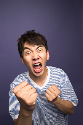 激动的青年男人图片