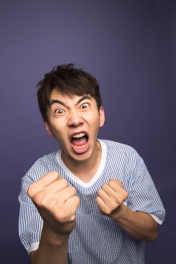 激动的青年男人图片