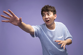 青年男人伸手图片