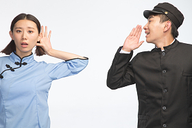 复古青年男女大喊图片