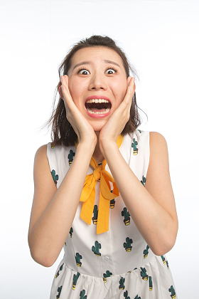 面部表情震惊的青年女人