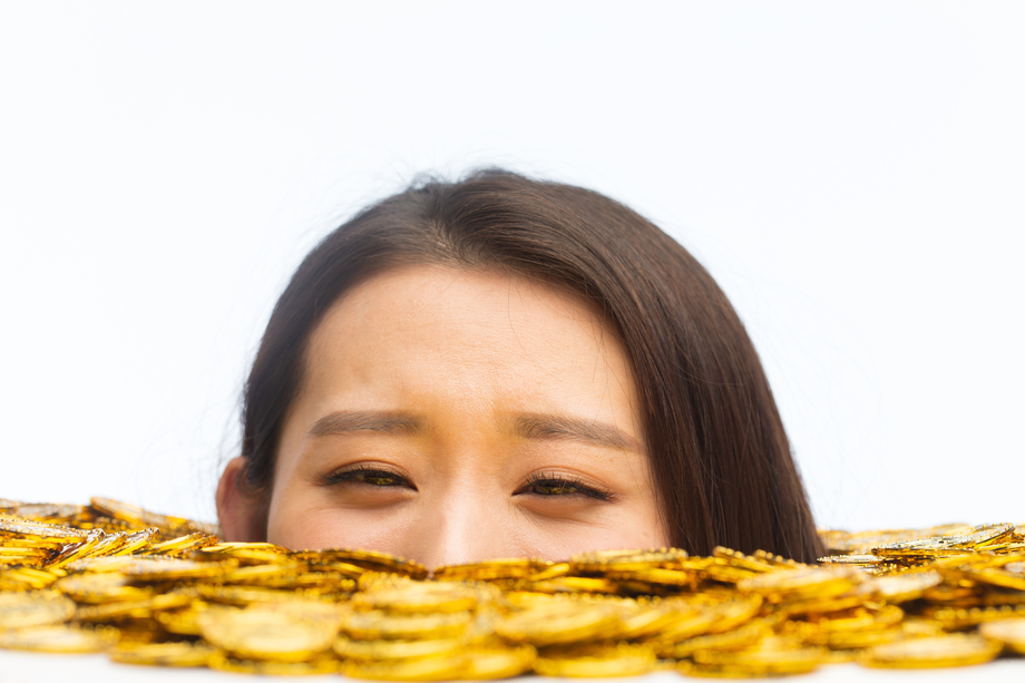 青年女人和金
