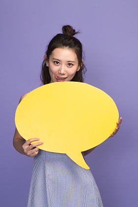 青年女人拿着对话框