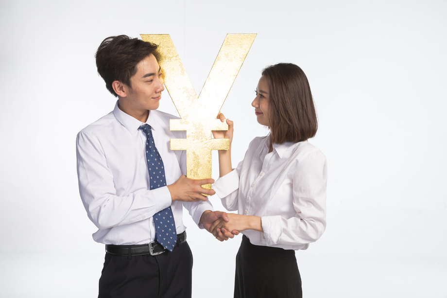 商务青年男女抢夺金钱图片