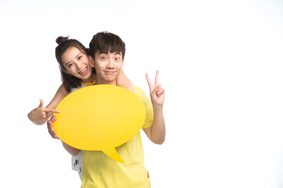 时尚青年男女举着对话框图片 时尚青年男女举着对话框图片