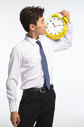 商务青年男人拿着闹钟