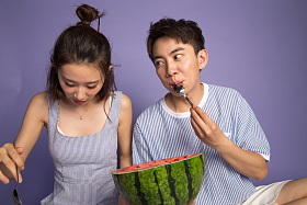 青年男女吃西瓜照片
