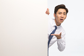 商务青年男人拿着白板