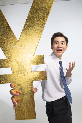 商务青年男人拿着人民币符号照片
