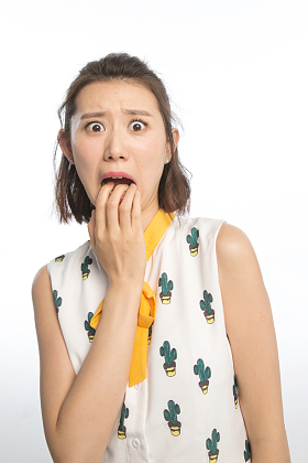 面部表情震惊的青年女人