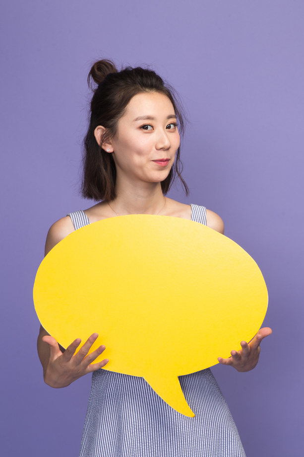 青年女人拿着对话框