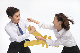 商务青年男女抢夺金钱图片