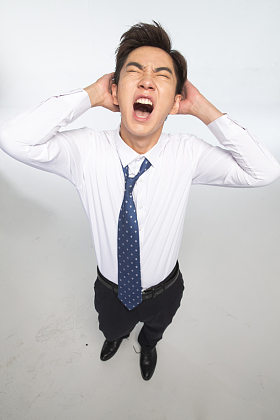 面部表情痛苦的青年男人