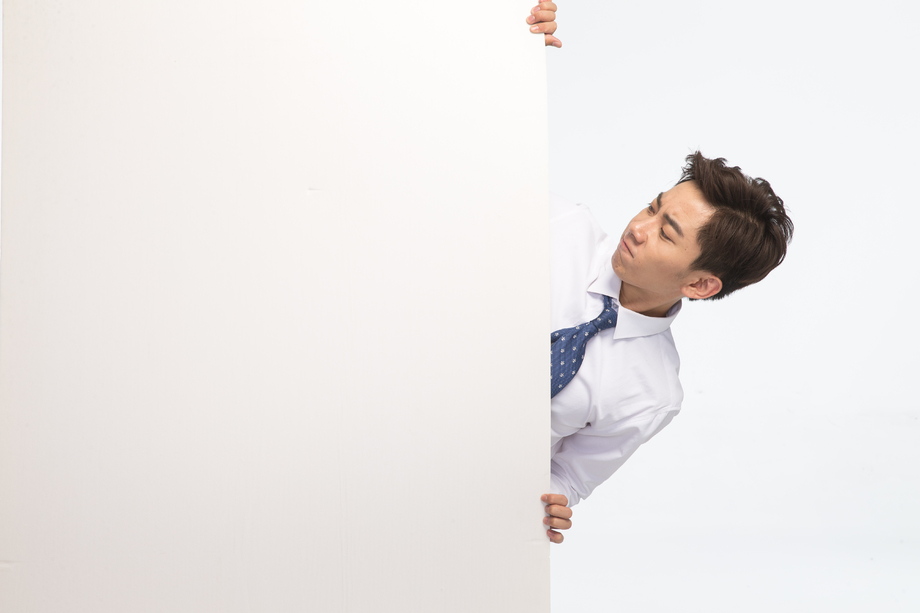 商务青年男人拿着白板