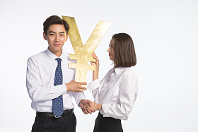 商务青年男女抢夺金钱图片