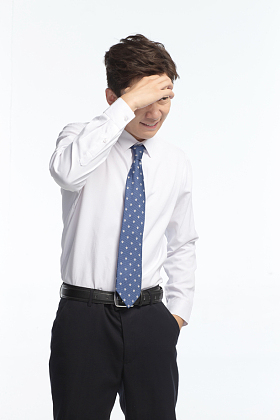 面部表情痛苦的青年男人