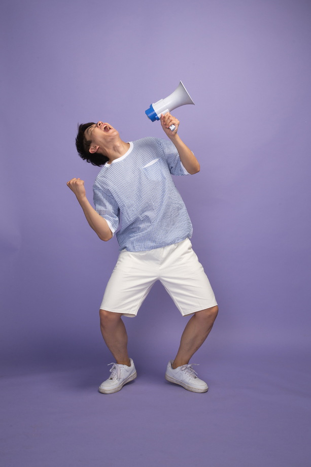 时尚青年男人拿着扩音器