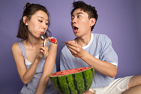 青年男女吃西瓜