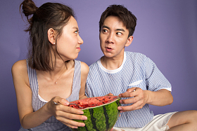 青年男女吃西瓜图片