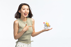 青年女人手托着购物车