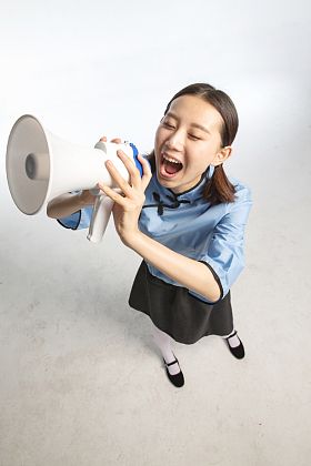 复古青年女人使用扩音器