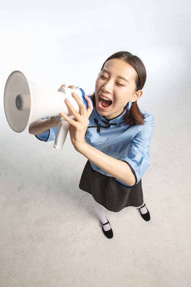 复古青年女人使用扩音器