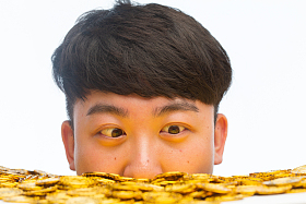 青年男人和金