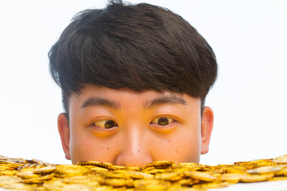 青年男人和金