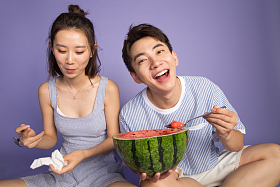 青年男女吃西瓜