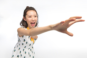 年轻女孩伸手抓照片