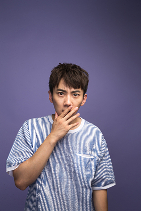 震惊的青年男人