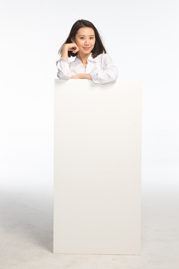 商务青年女人和白板 商务青年女人和白板