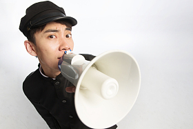 复古青年男人使用扩音器