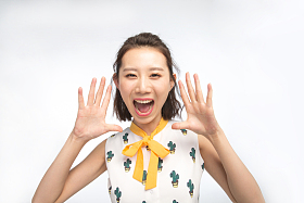 青年女人呼喊