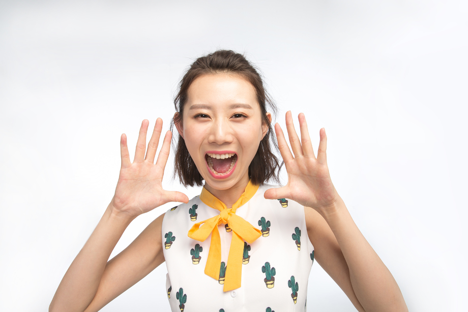 青年女人呼喊