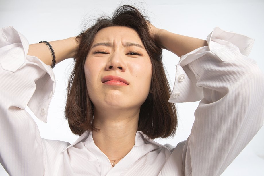 面部表情痛苦的青年女人 面部表情痛苦的青年女人