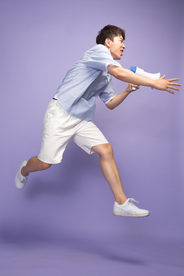 时尚青年男人拿着扩音器 时尚青年男人拿着扩音器